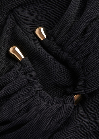 Черное кэжуал платье с открытыми плечами, футляр H&M однотонное