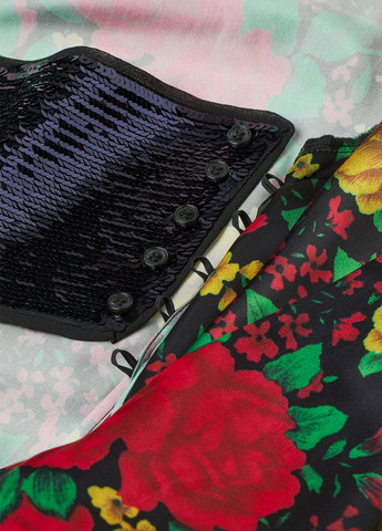 Чорна вечірня сукня кльош, з відкритою спиною H&M троянди