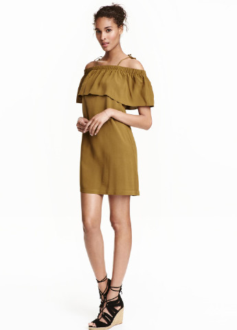 Оливковое кэжуал платье с открытыми плечами H&M