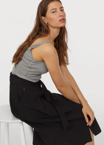 Черная кэжуал однотонная юбка H&M клешированная
