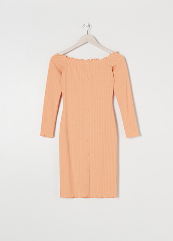 Персикова кежуал сукня з відкритими плечима, футляр Sinsay однотонна