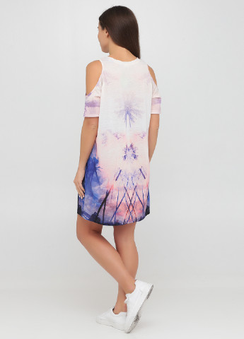 Пудровое кэжуал платье платье-футболка River Island с абстрактным узором