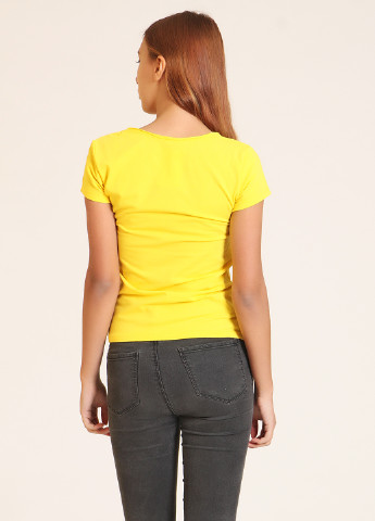 Желтая летняя футболка W&R