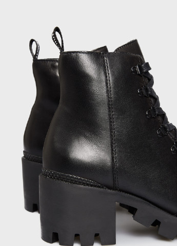 Осенние ботинки Schutz на тракторной подошве, со шнуровкой