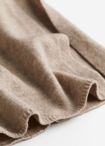 Серо-бежевое кэжуал платье силуэтная, платье-свитер, с открытыми плечами H&M меланжевое