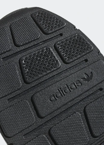 Черные демисезонные кроссовки adidas Swift