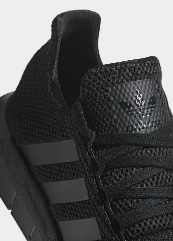 Черные демисезонные кроссовки adidas Swift