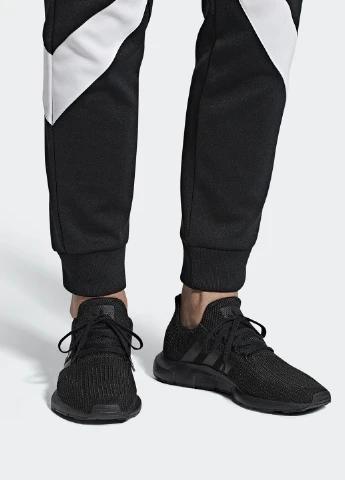 Черные демисезонные кроссовки adidas Swift