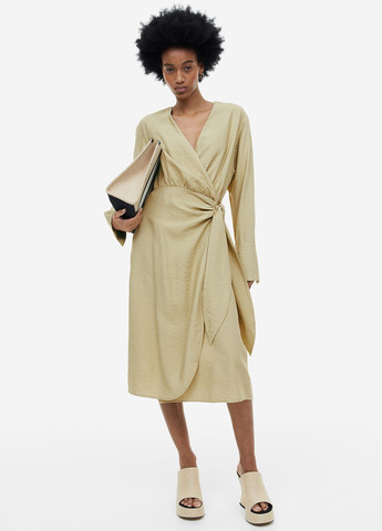 Оливковое кэжуал платье на запах H&M однотонное