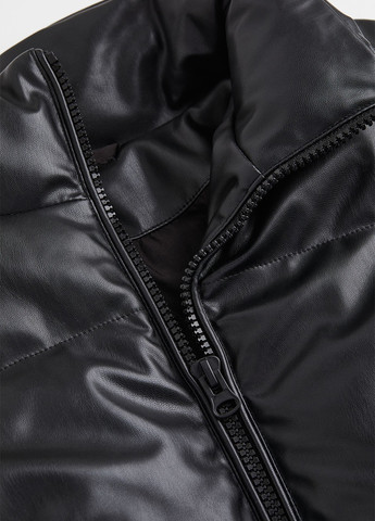 Черная демисезонная куртка зі штучної шкіри H&M