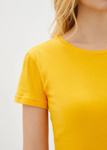 Желтая всесезон футболка однотонная приталеная с коротким рукавом Роза
