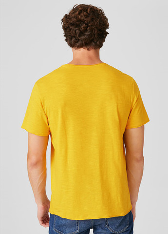 Желтая футболка C&A