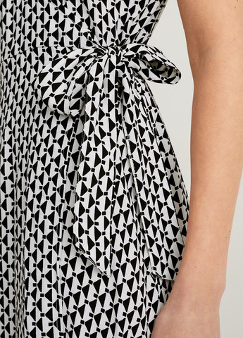 Чорно-білий кежуал сукня на запах C&A з геометричним візерунком