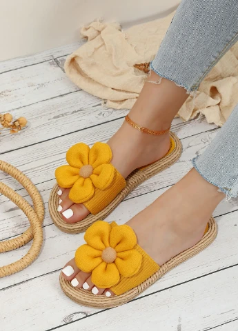 Горчичные шлепанцы SHEIN с цветами