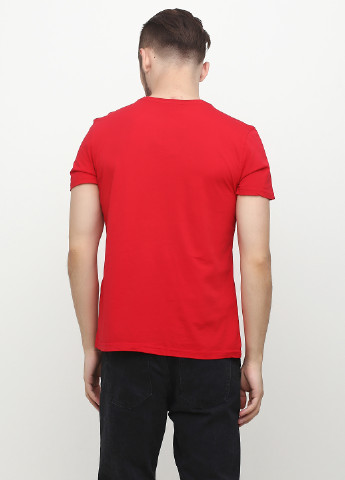 Красная футболка Madoc