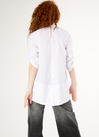 Белая демисезонная белая блузка с вышивкой: "орхидея" спереди INNOE Белая блуза