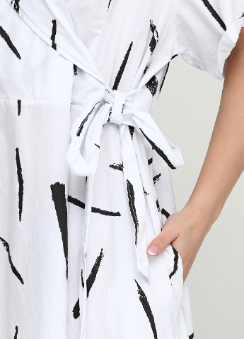 Белое кэжуал платье оверсайз, на запах L&N с абстрактным узором