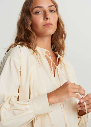 Молочная демисезонная блуза Gina Tricot