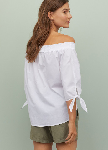 Белая блузка с открытыми плечами H&M