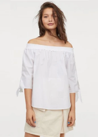Белая блузка с открытыми плечами H&M