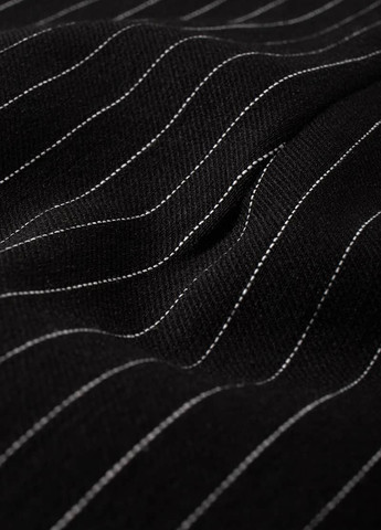 Черное кэжуал платье с открытыми плечами, футляр C&A в полоску