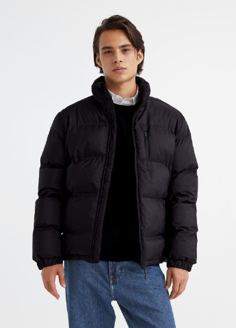Черная зимняя куртка H&M