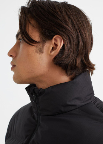 Черная зимняя куртка H&M