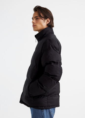 Черная зимняя куртка H&M