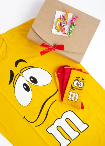 Подарунковий жіночий набір. Футболка жовта з принтом "M&M's", шкарпетки з принтом "M&M's" Maybel - (252657879)
