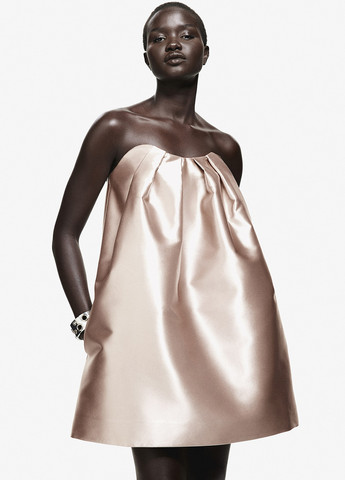 Пудровое коктейльное, вечернее платье с открытыми плечами H&M однотонное