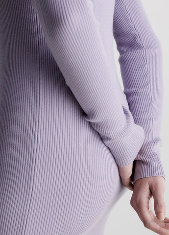 Светло-лиловое кэжуал платье платье-водолазка, силуэтная Calvin Klein Jeans с логотипом