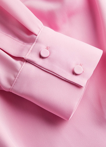 Светло-розовое кэжуал платье на запах H&M однотонное