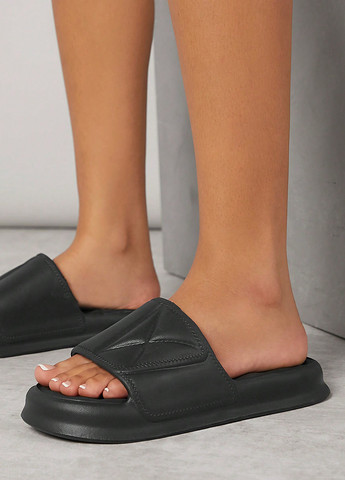 Черные шлепанцы SHEIN с тиснением