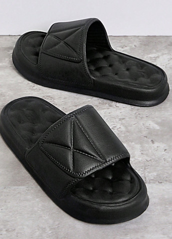 Черные шлепанцы SHEIN с тиснением