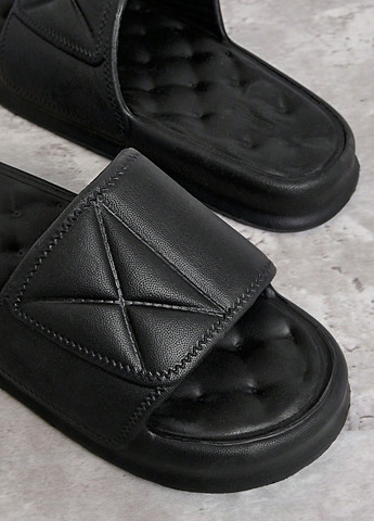 Черные шлепанцы SHEIN с тиснением