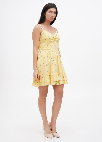 Светло-желтое кэжуал платье клеш Hollister с цветочным принтом