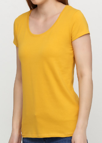 Желтая летняя футболка Colours