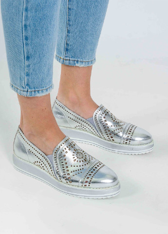 Серебряные женские кэжуал туфли лаковые, с перфорацией без каблука - фото