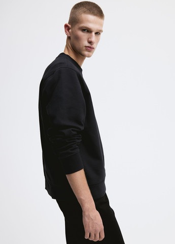 Черный свитшот H&M однотонный без декора (308792146)