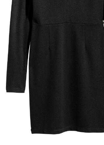 Черное коктейльное платье с треугольным вырезом H&M однотонное