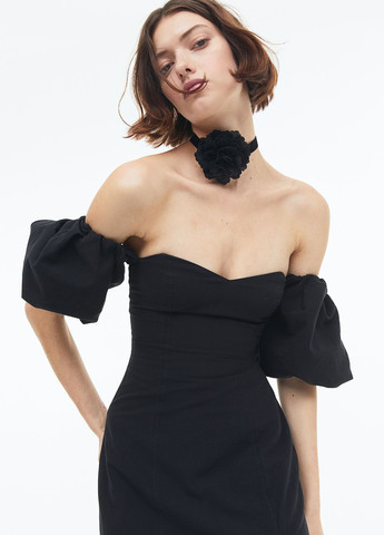 Черное коктейльное платье с открытыми плечами, с открытой спиной H&M однотонное