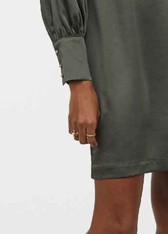 Оливкова (хакі) коктейльна атласна сукня H&M однотонна