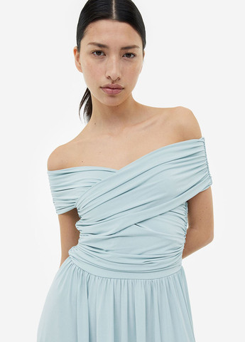 Світло-блакитна кежуал сукня з відкритими плечима H&M однотонна