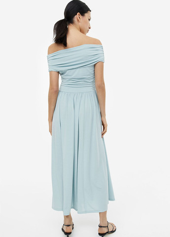 Светло-голубое кэжуал платье с открытыми плечами H&M однотонное
