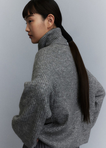 Сірий зимовий светр H&M