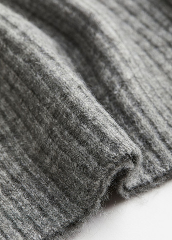 Сірий зимовий светр H&M