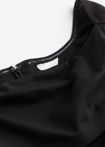 Черное коктейльное, кэжуал платье с открытыми плечами H&M однотонное