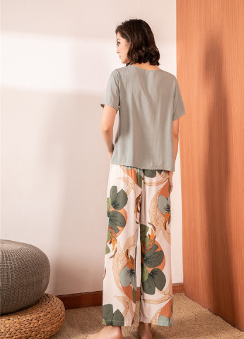 Бежевий демісезонний комплект жіночий домашній 2 в 1 leaves Berni Fashion 55108