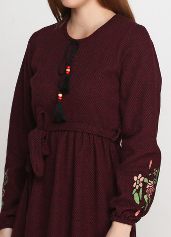 Бордовое кэжуал платье Mada Aberna с геометрическим узором