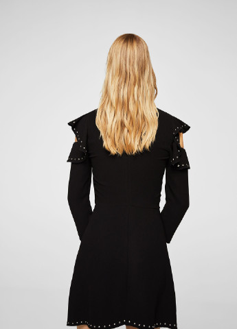 Черное кэжуал платье с открытыми плечами Mango однотонное